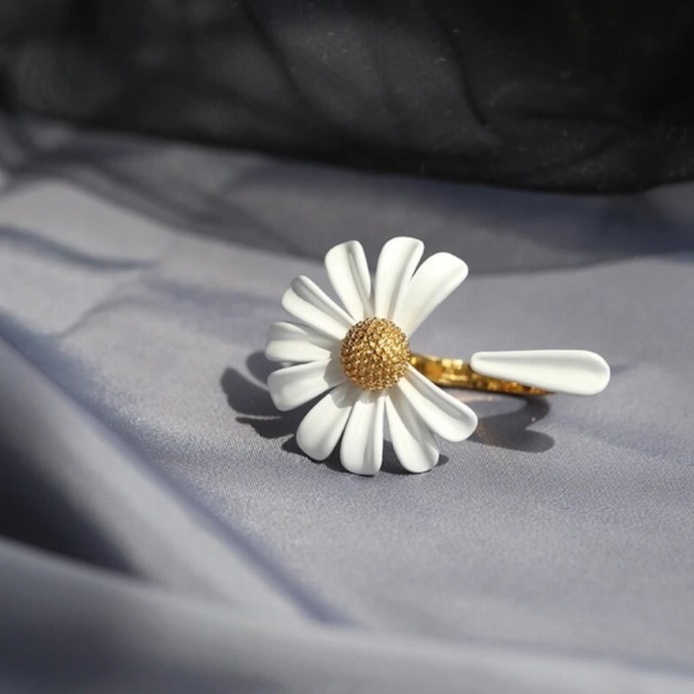 White Enamel Daisy Flower with a pedal retro Golden Metal Opening ring new